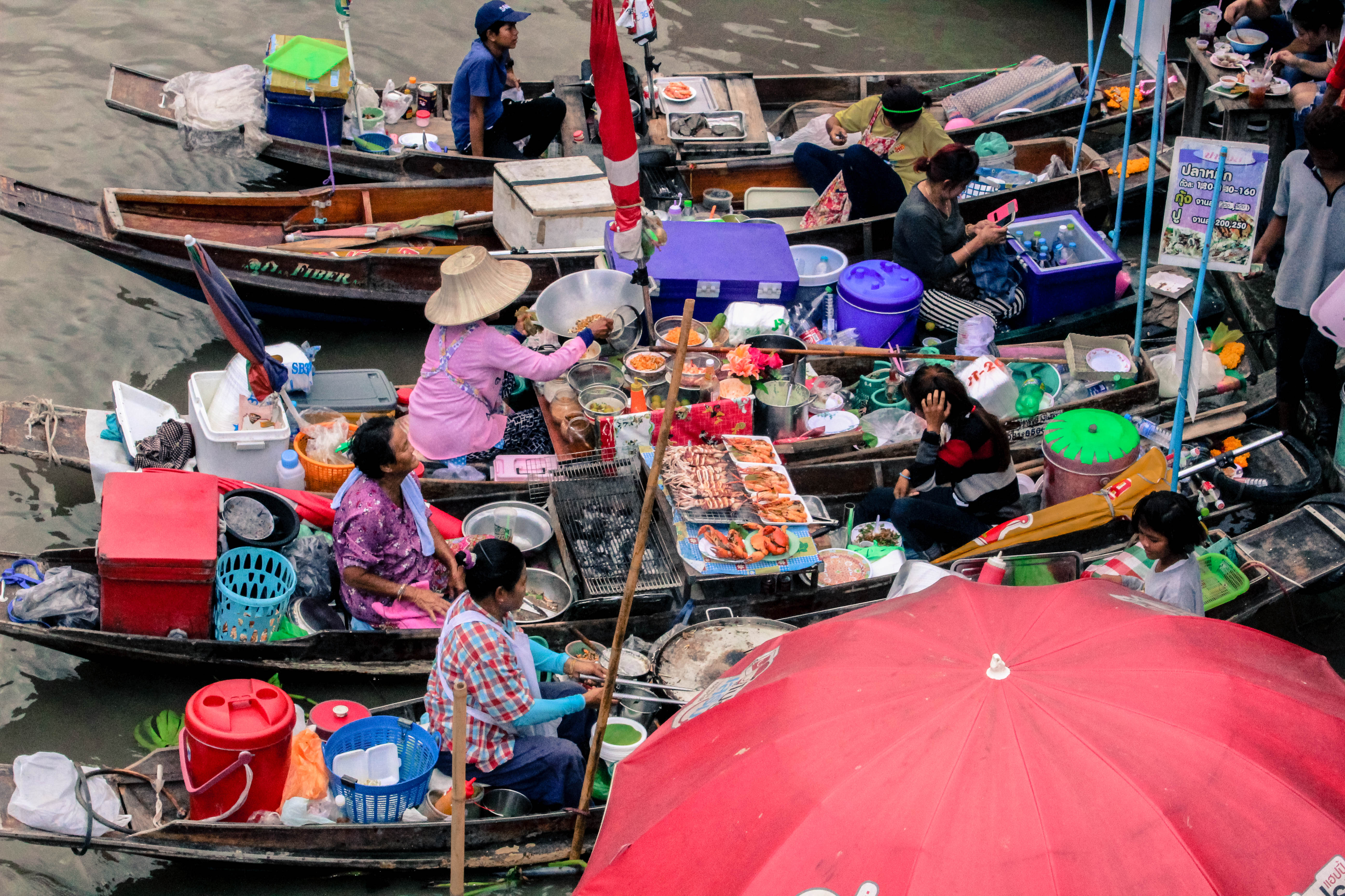 boatmarket-amphawa-thailand_