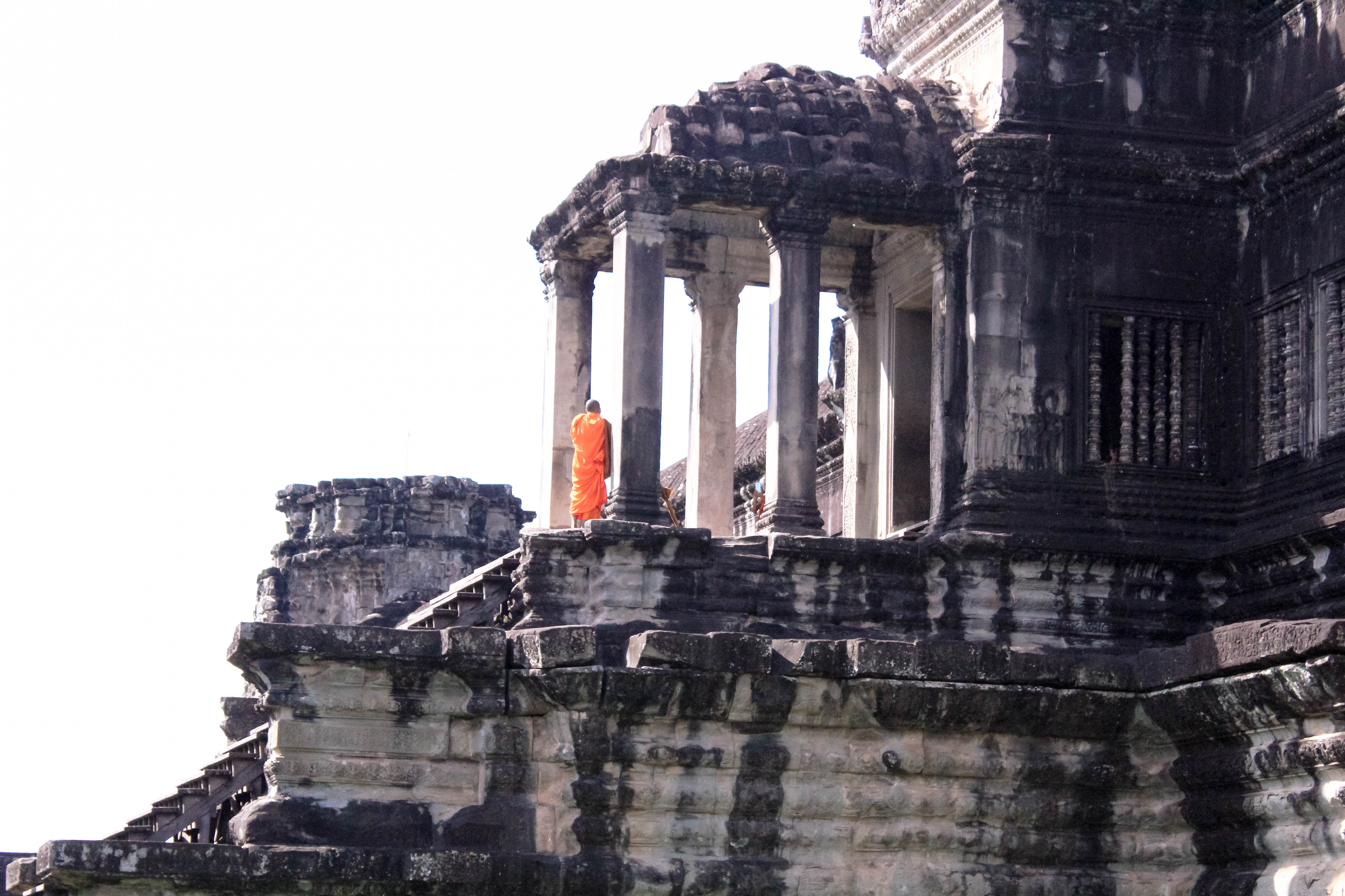 monkfriends2-angkor-wat_